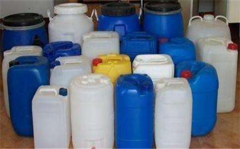 云南吨桶厂家为您讲述生活塑料桶最长的使用年限是多少年